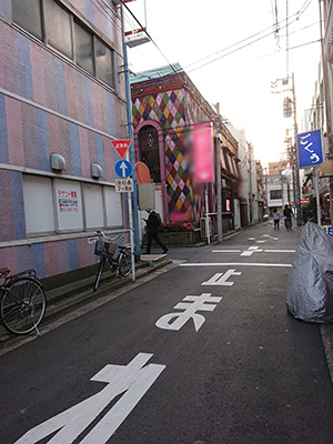 横浜某所の街角に「いきなり!」って感じで現れる いきなり!フーゾク