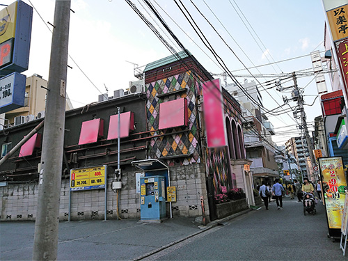 横浜某所の街角に「いきなり!」って感じで現れる いきなり!フーゾク